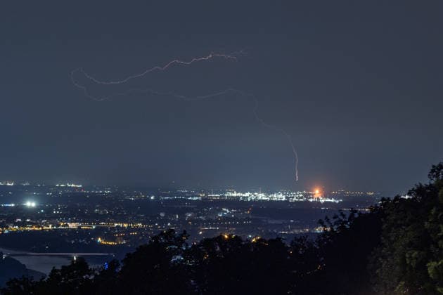 Gewitter über dem Rheinland Gewitter- und Starkregenfront über dem Bonner Rheintal am frühen Morgen: Blick vom Petersberg im Siebengebirge auf das Industriegebiet Godorf. Ein langgezogener Blitz schlägt am Horizont hinter Köln ein. Königswinter Petersberg Nordrhein-Westfalen Deutschland *** Thunderstorm over the Rhineland; a thunderstorm and heavy rain front over the Bonn Rhine Valley in the early morning; view from Petersberg in the Siebengebirge toward the Godorf industrial area; a long streak of lightning strikes on the horizon behind Cologne; Königswinter, Petersberg, North Rhine-Westphalia, Germany,detected_source_language Copyright: xMarcxJohnx