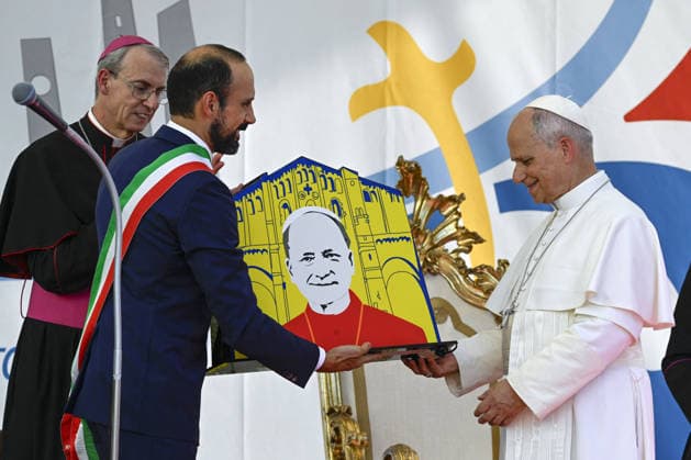 Pope Leo XIV Visits Cathedral In Pavia - Italy Pope Leo XIV meets with civic and religious authorities and the faithful gathered in the central Vittoria Square during his one day pastoral visit to Pavia, northern Italy, on June 20, 2026 in Pavia, Italy. Photo by (EV) Elisabetta Trevisan Vatican Media ABACAPRESS.COM Pavia Italy  Copyright: xABACAx