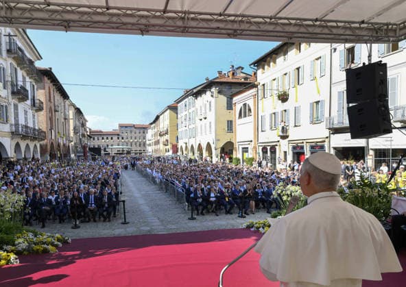 Pope Leo XIV Visits Cathedral In Pavia - Italy Pope Leo XIV meets with civic and religious authorities and the faithful gathered in the central Vittoria Square during his one day pastoral visit to Pavia, northern Italy, on June 20, 2026 in Pavia, Italy. Photo by (EV) Simone Risoluti Vatican Media ABACAPRESS.COM Pavia Italy  Copyright: xABACAx