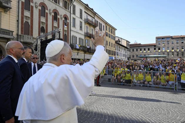 Pope Leo XIV Visits Cathedral In Pavia - Italy Pope Leo XIV meets with civic and religious authorities and the faithful gathered in the central Vittoria Square during his one day pastoral visit to Pavia, northern Italy, on June 20, 2026 in Pavia, Italy. Photo by (EV) Simone Risoluti Vatican Media ABACAPRESS.COM Pavia Italy  Copyright: xABACAx