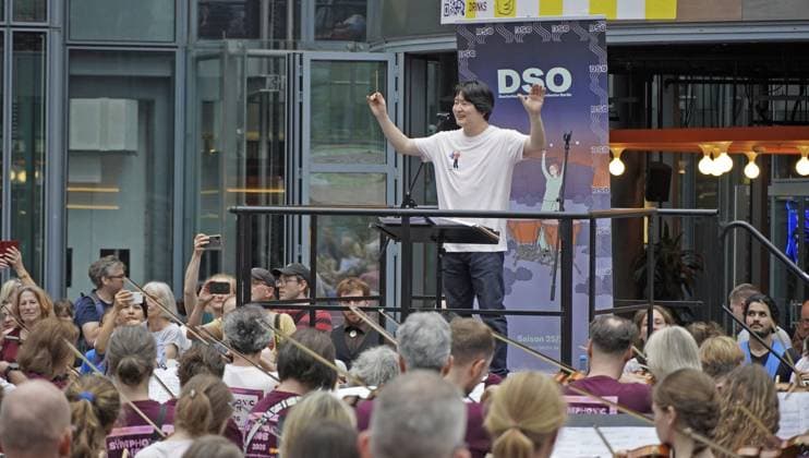 Berlin flash mob conducted by Japan s Yamada Kazuki Yamada of Japan, set to become the artistic director and chief conductor of the German Symphony Orchestra in September 2026, conducts the Symphonic Mob 2026 in a Berlin square on June 20, 2026. An estimated 900 amateur musicians performed works by composers such as Johannes Brahms and Wolfgang Amadeus Mozart with the German Symphony Orchestra at the flash mob, which is Germany s largest spontaneous orchestra.  A14AA0005619565P