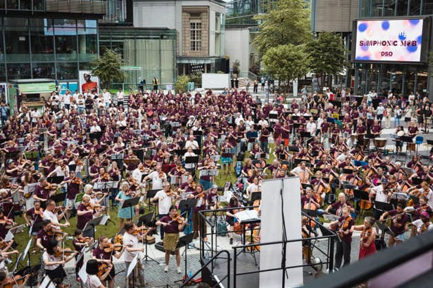 Symphonic Mob, Flashmob im Sony Center, Berlin, 20.06.2026 Symphonic Mob des Deutschen Symphonie-Orchester (DSO) unter der Leitung seines künftigen Chefdirigenten Kazuki Yamada am 20.06.2026. Profis und Hobbymusiker spielen gemeinsam Werke von Brahms, Mozart, Haydn und Bizet im ehemaligen Berliner Sony Center am Potsdamer Platz. Berlin Sony Center Berlin Deutschland *** Symphonic Mob, Flash Mob at the Sony Center, Berlin, June 20, 2026 Copyright: xGüntherxDornx