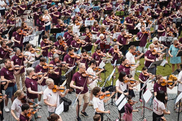 Symphonic Mob, Flashmob im Sony Center, Berlin, 20.06.2026 Symphonic Mob des Deutschen Symphonie-Orchester (DSO) unter der Leitung seines künftigen Chefdirigenten Kazuki Yamada am 20.06.2026. Profis und Hobbymusiker spielen gemeinsam Werke von Brahms, Mozart, Haydn und Bizet im ehemaligen Berliner Sony Center am Potsdamer Platz. Berlin Sony Center Berlin Deutschland *** Symphonic Mob, Flash Mob at the Sony Center, Berlin, June 20, 2026 Copyright: xGüntherxDornx
