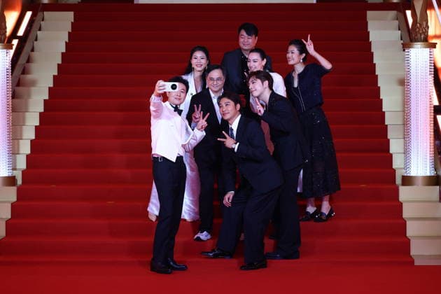 SHANGHAI, CHINA - JUNE 20: Actor Zhang Songwen and actress Isabella Leong arrive at the red carpet of the closing ceremony for the 28th Shanghai International Film Festival on June 20, 2026 in Shanghai, China.  Copyright: xVCGx 111649518325