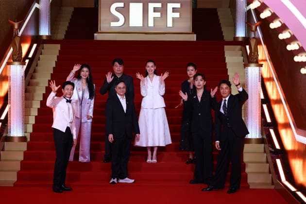 SHANGHAI, CHINA - JUNE 20: Actor Zhang Songwen and actress Isabella Leong arrive at the red carpet of the closing ceremony for the 28th Shanghai International Film Festival on June 20, 2026 in Shanghai, China.  Copyright: xVCGx 111649518326