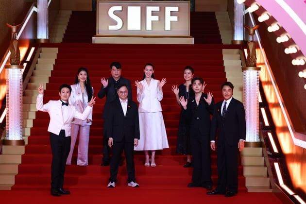 SHANGHAI, CHINA - JUNE 20: Actor Zhang Songwen and actress Isabella Leong arrive at the red carpet of the closing ceremony for the 28th Shanghai International Film Festival on June 20, 2026 in Shanghai, China.  Copyright: xVCGx 111649518330
