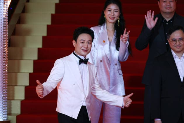 SHANGHAI, CHINA - JUNE 20: Director Zhang Songwen arrive at the red carpet of the closing ceremony for the 28th Shanghai International Film Festival on June 20, 2026 in Shanghai, China.  Copyright: xVCGx 111649518331