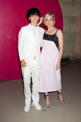 Selma Blair mit Sohn Arthur Saint Bleick beim Amazon Prime Video Popup Event Elle World zum 25. Geburtstag des Films ˜Legally Blonde Natürlich blond˜ und zur Serie ˜Elle˜ in der Hall des Lumieres. New York, 20.06.2026 *** Selma Blair with her son Arthur Saint Bleick at the Amazon Prime Video pop-up event Elle World, celebrating the 25th anniversary of the film Legally Blonde and the series Elle, at the Hall des Lumières in New York, June 20, 2026,detected_source_language Foto:xB.xHinex xFuturexImagex elle_6629