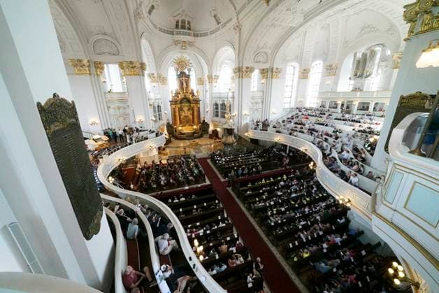 CNTV MICHEL- Innenansicht Innenraum der Kirche Evakuierungsuebung.Zum erstmal Evakuierung des Hamburger Michels Notfall Uebung der Kirchengemeinde mit ueber 1500 Personen 20.06.2026 Hamburg - Innenstadt - Hauptkirche St. Michaelis,Michel ist ein evangelischer Sakralbau in der Neustadt von Hamburg Hamburg Deutschland *** CNTV MICHEL Interior View of the Church Evacuation Drill