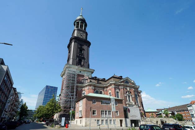 CNTV MICHEL- Aussenansicht der Kirche Evakuierungsuebung.Zum erstmal Evakuierung des Hamburger Michels Notfall Uebung der Kirchengemeinde mit ueber 1500 Personen 20.06.2026 Hamburg - Innenstadt - Hauptkirche St. Michaelis,Michel ist ein evangelischer Sakralbau in der Neustadt von Hamburg Hamburg Deutschland *** CNTV MICHEL Exterior view of the church Evacuation drill First-ever evacuation of Hamburgs St. Michaels Church Emergency drill by the parish involving over 1,500 people June 20, 2026 Hamburg city center St. Michaels Church,St. Michael’s is a Protestant church located in Hamburg’s Neustadt district, Hamburg, Germany,detected_source_language