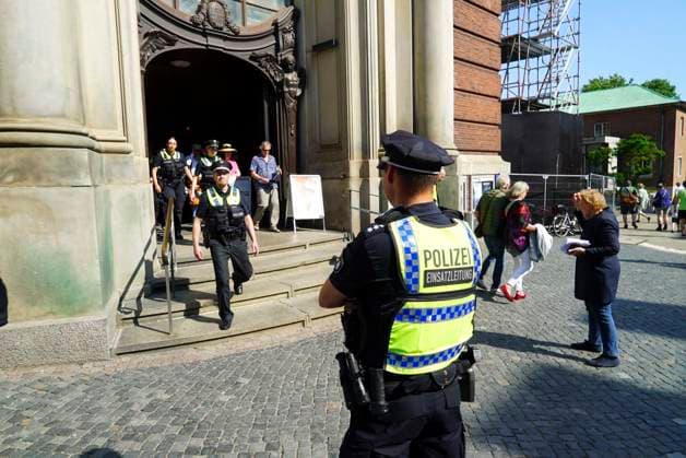 CNTV MICHEL- Kirchenbesucher verlassen das Gottesaus unter Polizei Aufsicht Kirche Evakuierungsuebung.Zum erstmal Evakuierung des Hamburger Michels Notfall Uebung der Kirchengemeinde mit ueber 1500 Personen 20.06.2026 Hamburg - Innenstadt - Hauptkirche St. Michaelis,Michel ist ein evangelischer Sakralbau in der Neustadt von Hamburg Hamburg Deutschland *** CNTV MICHEL Churchgoers leave the service under police supervision Church evacuation drill First-ever evacuation drill at Hamburg’s St. Michael’s Church Emergency drill organized by the parish with over 1,500 people June 20, 2026 Hamburg city center St. Michael’s Church,St. Michael’s is a Protestant church located in Hamburg’s Neustadt district, Hamburg, Germany,detected_source_language
