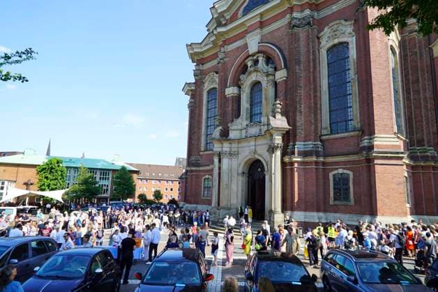 CNTV MICHEL- Kirchenbesucher verlassen das Gottesaus unter Polizei Aufsicht Kirche Evakuierungsuebung.Zum erstmal Evakuierung des Hamburger Michels Notfall Uebung der Kirchengemeinde mit ueber 1500 Personen 20.06.2026 Hamburg - Innenstadt - Hauptkirche St. Michaelis,Michel ist ein evangelischer Sakralbau in der Neustadt von Hamburg Hamburg Deutschland *** CNTV MICHEL Churchgoers leave the service under police supervision Church evacuation drill First-ever evacuation drill at Hamburg’s St. Michael’s Church Emergency drill organized by the parish with over 1,500 people June 20, 2026 Hamburg City Center, St. Michael’s Church,St. Michael’s is a Protestant church located in Hamburg’s Neustadt district, Hamburg, Germany,detected_source_language