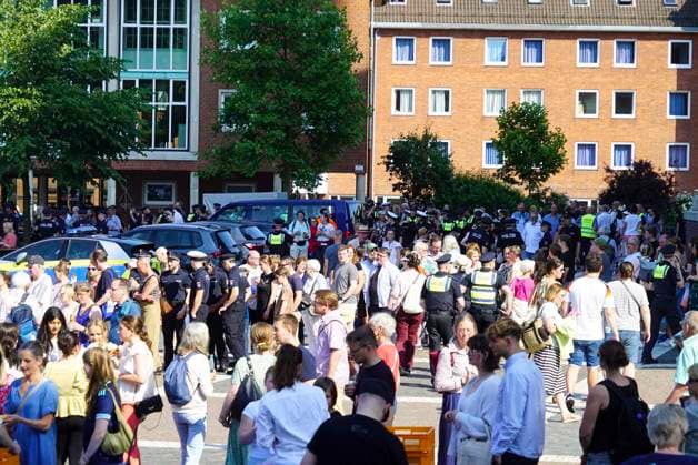 CNTV MICHEL- Kirchenbesucher verlassen das Gottesaus unter Polizei Aufsicht Kirche Evakuierungsuebung.Zum erstmal Evakuierung des Hamburger Michels Notfall Uebung der Kirchengemeinde mit ueber 1500 Personen 20.06.2026 Hamburg - Innenstadt - Hauptkirche St. Michaelis,Michel ist ein evangelischer Sakralbau in der Neustadt von Hamburg Hamburg Deutschland *** CNTV MICHEL Churchgoers leave the service under police supervision Church evacuation drill First-ever evacuation drill at Hamburg’s St. Michael’s Church Emergency drill organized by the parish with over 1,500 people June 20, 2026 Hamburg City Center, St. Michael’s Church,St. Michael’s is a Protestant church located in Hamburg’s Neustadt district, Hamburg, Germany,detected_source_language