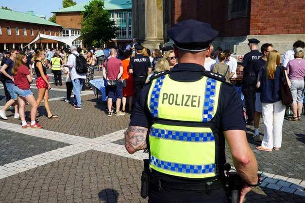 CNTV MICHEL- Kirchenbesucher verlassen das Gottesaus unter Polizei Aufsicht Kirche Evakuierungsuebung.Zum erstmal Evakuierung des Hamburger Michels Notfall Uebung der Kirchengemeinde mit ueber 1500 Personen 20.06.2026 Hamburg - Innenstadt - Hauptkirche St. Michaelis,Michel ist ein evangelischer Sakralbau in der Neustadt von Hamburg Hamburg Deutschland *** CNTV MICHEL Churchgoers leave the service under police supervision Church evacuation drill First-ever evacuation drill at Hamburg’s St. Michael’s Church Emergency drill organized by the parish with over 1,500 people June 20, 2026 Hamburg City Center, St. Michael’s Church,St. Michael’s is a Protestant church located in Hamburg’s Neustadt district, Hamburg, Germany,detected_source_language
