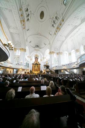 CNTV MICHEL- Innenansicht Innenraum der Kirche Evakuierungsuebung.Zum erstmal Evakuierung des Hamburger Michels Notfall Uebung der Kirchengemeinde mit ueber 1500 Personen 20.06.2026 Hamburg - Innenstadt - Hauptkirche St. Michaelis,Michel ist ein evangelischer Sakralbau in der Neustadt von Hamburg Hamburg Deutschland *** CNTV MICHEL Interior View of the Church Evacuation Drill
