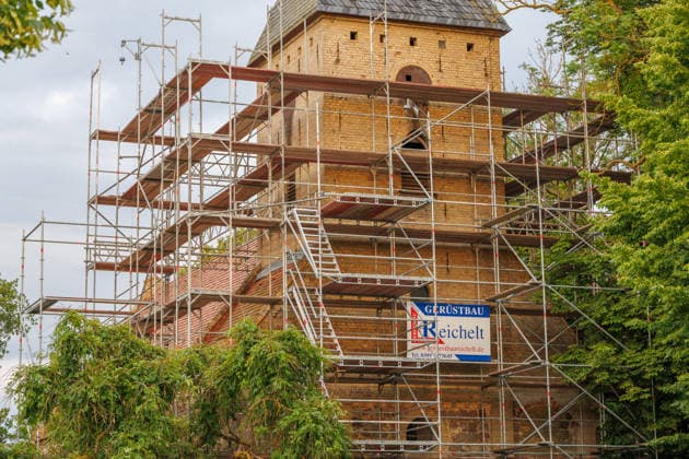 20.06.2026 - Die Kirche in Papendorf bei Pasewalk droht einzustürzen. Um das zu verhindern, sollen Baumaßnahmen stattfinden. Ein Gerüst wurde dafür schon montiert Papendorf Mecklenburg Vorpommern Deutschland *** June 20, 2026 The church in Papendorf near Pasewalk is in danger of collapsing. To prevent this, construction work is scheduled to take place. Scaffolding has already been erected for this purpose. Papendorf, Mecklenburg-Western Pomerania, Germany,detected_source_language