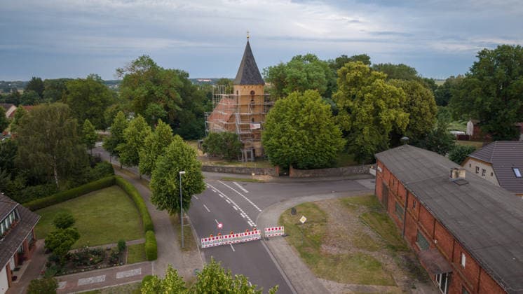 20.06.2026 - Die Kirche in Papendorf bei Pasewalk droht einzustürzen. Um das zu verhindern, sollen Baumaßnahmen stattfinden. Ein Gerüst wurde dafür schon montiert Papendorf Mecklenburg Vorpommern Deutschland *** June 20, 2026 The church in Papendorf near Pasewalk is in danger of collapsing. To prevent this, construction work is scheduled to take place. Scaffolding has already been erected for this purpose. Papendorf, Mecklenburg-Western Pomerania, Germany,detected_source_language