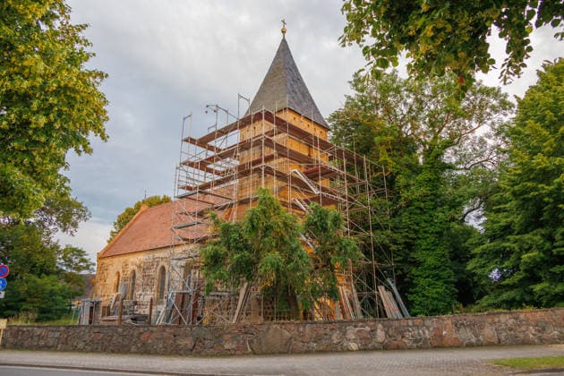 20.06.2026 - Die Kirche in Papendorf bei Pasewalk droht einzustürzen. Um das zu verhindern, sollen Baumaßnahmen stattfinden. Ein Gerüst wurde dafür schon montiert Papendorf Mecklenburg Vorpommern Deutschland *** June 20, 2026 The church in Papendorf near Pasewalk is in danger of collapsing. To prevent this, construction work is scheduled to take place. Scaffolding has already been erected for this purpose. Papendorf, Mecklenburg-Western Pomerania, Germany,detected_source_language