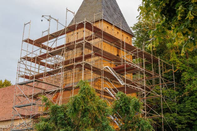 20.06.2026 - Die Kirche in Papendorf bei Pasewalk droht einzustürzen. Um das zu verhindern, sollen Baumaßnahmen stattfinden. Ein Gerüst wurde dafür schon montiert Papendorf Mecklenburg Vorpommern Deutschland *** June 20, 2026 The church in Papendorf near Pasewalk is in danger of collapsing. To prevent this, construction work is scheduled to take place. Scaffolding has already been erected for this purpose. Papendorf, Mecklenburg-Western Pomerania, Germany,detected_source_language
