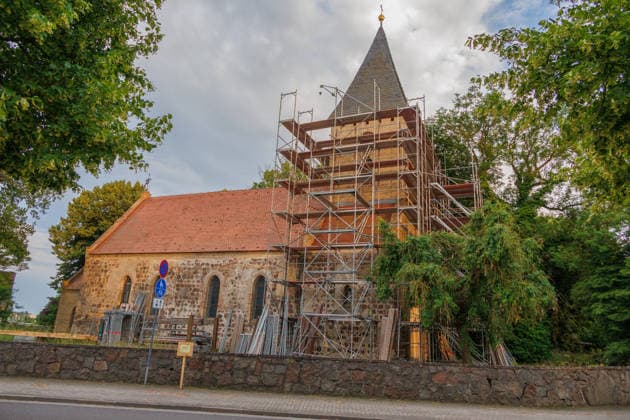 20.06.2026 - Die Kirche in Papendorf bei Pasewalk droht einzustürzen. Um das zu verhindern, sollen Baumaßnahmen stattfinden. Ein Gerüst wurde dafür schon montiert Papendorf Mecklenburg Vorpommern Deutschland *** June 20, 2026 The church in Papendorf near Pasewalk is in danger of collapsing. To prevent this, construction work is scheduled to take place. Scaffolding has already been erected for this purpose. Papendorf, Mecklenburg-Western Pomerania, Germany,detected_source_language