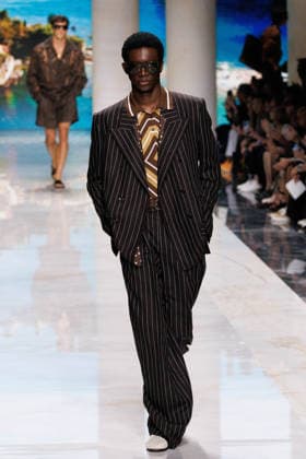 News - Dolce&Gabbana - Runway - Milan Fashion Week - Menswear Spring Summer 2027 MILAN, ITALY - JUNE 20, 2026: A model walks the runway during the Dolce&amp;Gabbana Men s Spring Summer 2027 collection fashion show as part of Milan Fashion Week Menswear in Milan, Italy. Photo: Cinzia Camela. Milan Metropol Italy Copyright: xCinziaxCamelax xLiveMediax LPN_2529336