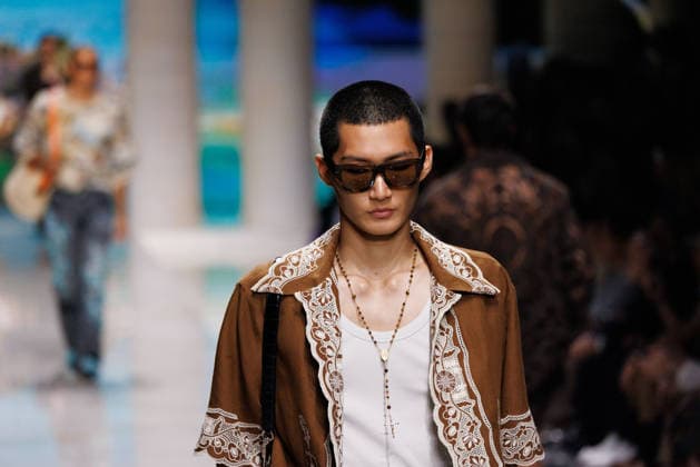 News - Dolce&Gabbana - Runway - Milan Fashion Week - Menswear Spring Summer 2027 MILAN, ITALY - JUNE 20, 2026: A model walks the runway during the Dolce&amp;Gabbana Men s Spring Summer 2027 collection fashion show as part of Milan Fashion Week Menswear in Milan, Italy. Photo: Cinzia Camela. Milan Metropol Italy Copyright: xCinziaxCamelax xLiveMediax LPN_2529351