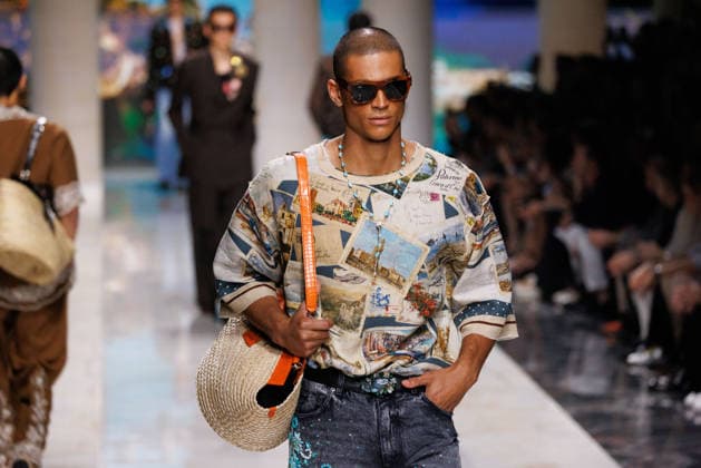 News - Dolce&Gabbana - Runway - Milan Fashion Week - Menswear Spring Summer 2027 MILAN, ITALY - JUNE 20, 2026: A model walks the runway during the Dolce&amp;Gabbana Men s Spring Summer 2027 collection fashion show as part of Milan Fashion Week Menswear in Milan, Italy. Photo: Cinzia Camela. Milan Metropol Italy Copyright: xCinziaxCamelax xLiveMediax LPN_2529354