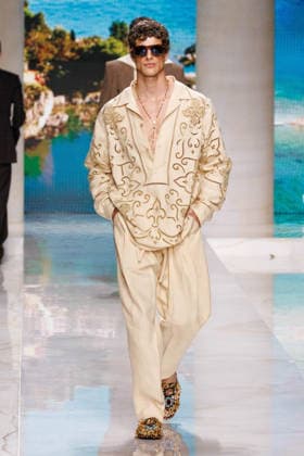 News - Dolce&Gabbana - Runway - Milan Fashion Week - Menswear Spring Summer 2027 MILAN, ITALY - JUNE 20, 2026: A model walks the runway during the Dolce&amp;Gabbana Men s Spring Summer 2027 collection fashion show as part of Milan Fashion Week Menswear in Milan, Italy. Photo: Cinzia Camela. Milan Metropol Italy Copyright: xCinziaxCamelax xLiveMediax LPN_2529357