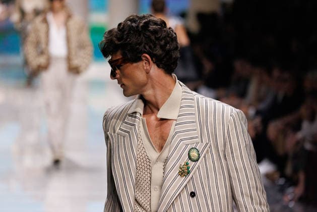 News - Dolce&Gabbana - Runway - Milan Fashion Week - Menswear Spring Summer 2027 MILAN, ITALY - JUNE 20, 2026: A model walks the runway during the Dolce&amp;Gabbana Men s Spring Summer 2027 collection fashion show as part of Milan Fashion Week Menswear in Milan, Italy. Photo: Cinzia Camela. Milan Metropol Italy Copyright: xCinziaxCamelax xLiveMediax LPN_2529370