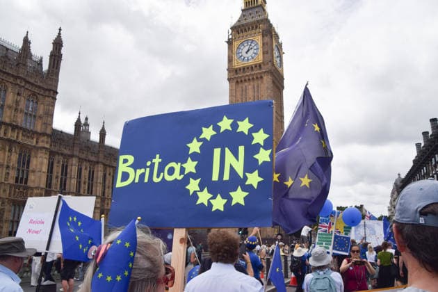 June 20, 2026, London, England, United Kingdom: Protesters pass across Westminster Bridge during the National Rejoin March, calling on the UK government to rejoin the European Union on the tenth anniversary of the Brexit referendum. London United Kingdom - ZUMAv130 20260620_zip_v130_074 Copyright: xVukxValcicx