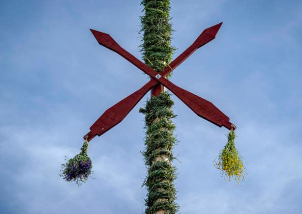 TÄLLBERG 2026-06-20 I byn Holen har byns invanare firat Midsommar i över 100 ar, majstangen reses vid Gammelgarden där det sedan bjöds pa dans och lekar. Foto Ulf Palm TT Kod 9110 TÄLLBERG SVERIGE x9110x *** TÄLLBERG, June 20, 2026. In the village of Holen, the villagers have celebrated Midsummer for over 100 years; the maypole was raised at Gammelgarden, where dancing and games followed. Photo  Copyright: xUlfxPalm xTTx MIDSOMMARFIRANDE I HOLEN PPVXYijh3EU