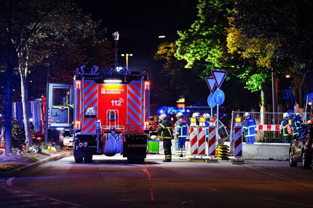 Hamburg Feuerwehreinsatz nach einem Kellerbrand in einem Hotel an der Adenauerallee in Hamburg-St. Georg, 21.06.2026 HLF der Berufsfeuerwehr Hamburg-Veddel am Einsatzort Feuerwehreinsatz nach einem Kellerbrand in einem Hotel an der Adenauerallee in Hamburg-St. Georg, 21.06.2026 *** Hamburg Copyright: xEibner-Pressefoto MarcelxvonxFehrnx EP_MFN