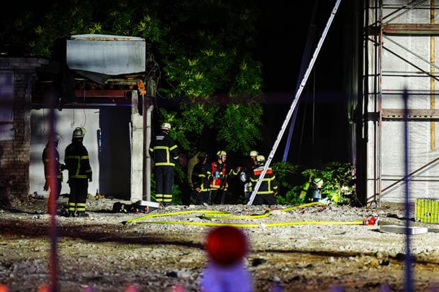 Hamburg Feuerwehreinsatz nach einem Kellerbrand in einem Hotel an der Adenauerallee in Hamburg-St. Georg, 21.06.2026 Einsatzkräfte der Feuerwehr Hamburg am Einsatzort. Feuerwehreinsatz nach einem Kellerbrand in einem Hotel an der Adenauerallee in Hamburg-St. Georg, 21.06.2026 *** Hamburg Copyright: xEibner-Pressefoto MarcelxvonxFehrnx EP_MFN