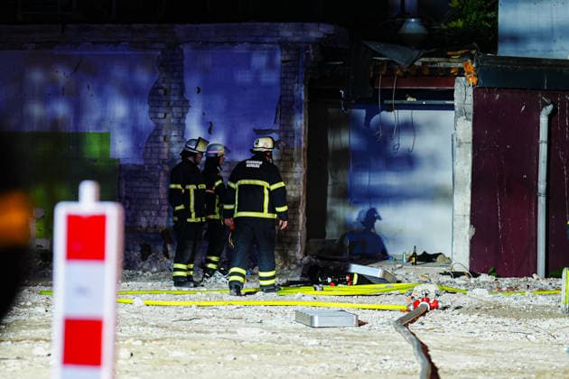 Hamburg Feuerwehreinsatz nach einem Kellerbrand in einem Hotel an der Adenauerallee in Hamburg-St. Georg, 21.06.2026 Einsatzkräfte der Feuerwehr Hamburg am Einsatzort. Feuerwehreinsatz nach einem Kellerbrand in einem Hotel an der Adenauerallee in Hamburg-St. Georg, 21.06.2026 *** Hamburg Copyright: xEibner-Pressefoto MarcelxvonxFehrnx EP_MFN