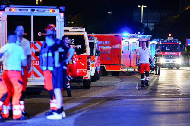 Hamburg Feuerwehreinsatz nach einem Kellerbrand in einem Hotel an der Adenauerallee in Hamburg-St. Georg, 21.06.2026 Rettungswagen und Notarzt in Bereitschaft am Einsatzort Feuerwehreinsatz nach einem Kellerbrand in einem Hotel an der Adenauerallee in Hamburg-St. Georg, 21.06.2026 *** Hamburg Copyright: xEibner-Pressefoto MarcelxvonxFehrnx EP_MFN