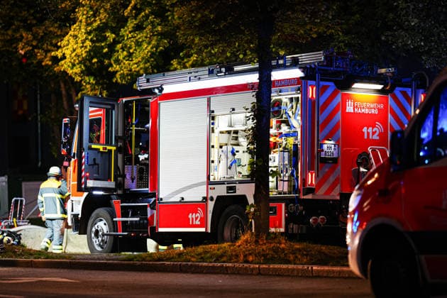 Hamburg Feuerwehreinsatz nach einem Kellerbrand in einem Hotel an der Adenauerallee in Hamburg-St. Georg, 21.06.2026 HLF der Berufsfeuerwehr Hamburg-Veddel am Einsatzort Feuerwehreinsatz nach einem Kellerbrand in einem Hotel an der Adenauerallee in Hamburg-St. Georg, 21.06.2026 *** Hamburg Copyright: xEibner-Pressefoto MarcelxvonxFehrnx EP_MFN