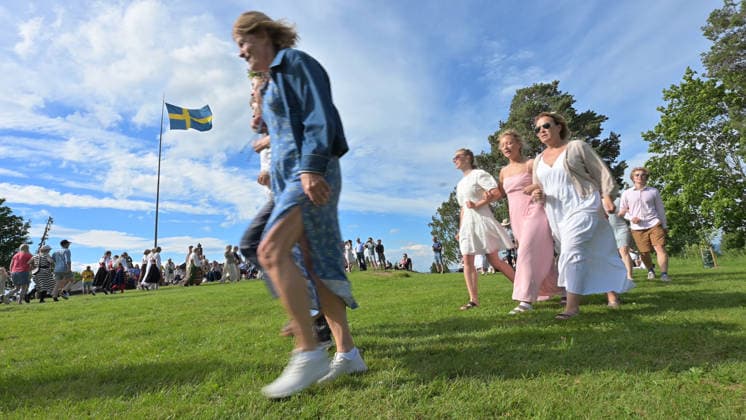 TÄLLBERG 2026-06-20 I byn Holen har byns invanare firat Midsommar i över 100 ar, majstangen reses vid Gammelgarden där det sedan bjöds pa dans och lekar. Foto Ulf Palm TT Kod 9110 TÄLLBERG SVERIGE x9110x *** TÄLLBERG, June 20, 2026. In the village of Holen, the villagers have celebrated Midsummer for over 100 years; the maypole was raised at Gammelgarden, where dancing and games followed. Photo  Copyright: xUlfxPalm xTTx MIDSOMMARFIRANDE I HOLEN lRpgG8WzecA