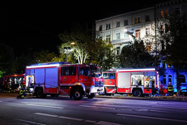 Hamburg Feuerwehreinsatz nach einem Kellerbrand in einem Hotel an der Adenauerallee in Hamburg-St. Georg, 21.06.2026 Einsatzkräfte der Feuerwehr Hamburg am Einsatzort. Im Hintergrund ist eine Drehleiter zur Menschenrettung aufgestellt Feuerwehreinsatz nach einem Kellerbrand in einem Hotel an der Adenauerallee in Hamburg-St. Georg, 21.06.2026 *** Hamburg Copyright: xEibner-Pressefoto MarcelxvonxFehrnx EP_MFN