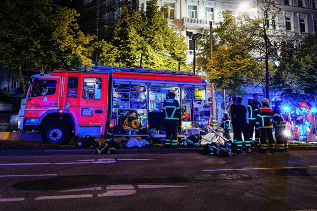 Hamburg Feuerwehreinsatz nach einem Kellerbrand in einem Hotel an der Adenauerallee in Hamburg-St. Georg, 21.06.2026 Einsatzkräfte der Feuerwehr Hamburg am Einsatzort. Im Hintergrund ist eine Drehleiter zur Menschenrettung aufgestellt Feuerwehreinsatz nach einem Kellerbrand in einem Hotel an der Adenauerallee in Hamburg-St. Georg, 21.06.2026 *** Hamburg Copyright: xEibner-Pressefoto MarcelxvonxFehrnx EP_MFN