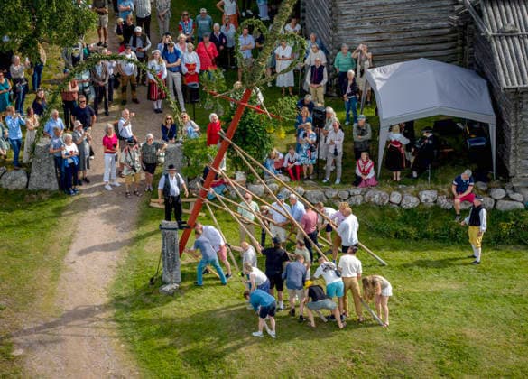 TÄLLBERG 2026-06-20 I byn Holen har byns invanare firat Midsommar i över 100 ar, majstangen reses vid Gammelgarden där det sedan bjöds pa dans och lekar. Foto Ulf Palm TT Kod 9110 TÄLLBERG SVERIGE x9110x *** TÄLLBERG, June 20, 2026. In the village of Holen, the villagers have celebrated Midsummer for over 100 years; the maypole was raised at Gammelgarden, where dancing and games followed. Photo  Copyright: xUlfxPalm xTTx MIDSOMMARFIRANDE I HOLEN 87Q_Gbl8_DM