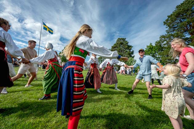 TÄLLBERG 2026-06-20 I byn Holen har byns invanare firat Midsommar i över 100 ar, majstangen reses vid Gammelgarden där det sedan bjöds pa dans och lekar. Foto Ulf Palm TT Kod 9110 TÄLLBERG SVERIGE x9110x *** TÄLLBERG, June 20, 2026. In the village of Holen, the villagers have celebrated Midsummer for over 100 years; the maypole was raised at Gammelgarden, where dancing and games followed. Photo  Copyright: xUlfxPalm xTTx MIDSOMMARFIRANDE I HOLEN aAFydR2EFH0