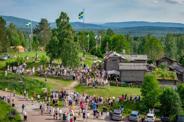 TÄLLBERG 2026-06-20 I byn Holen har byns invanare firat Midsommar i över 100 ar, majstangen reses vid Gammelgarden där det sedan bjöds pa dans och lekar. Foto Ulf Palm TT Kod 9110 TÄLLBERG SVERIGE x9110x *** TÄLLBERG, June 20, 2026. In the village of Holen, the villagers have celebrated Midsummer for over 100 years; the maypole was raised at Gammelgarden, where dancing and games followed. Photo  Copyright: xUlfxPalm xTTx MIDSOMMARFIRANDE I HOLEN qsJWsN1s3Hc