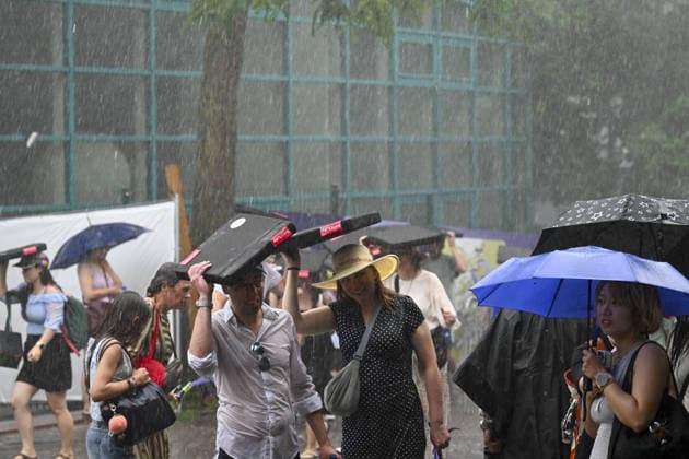 Heavy rain disrupts WTA 500 Berlin Open finals BERLIN, GERMANY - JUNE 21: Spectators use umbrellas and seek shelter as heavy rain affects the finals of the WTA 500 Berlin Open tennis tournament in Berlin, Germany, on June 21, 2026. Adverse weather conditions disrupted the event and caused difficulties for players and attendees Halil Sagirkaya Anadolu Berlin Germany. Editorial use only. Please get in touch for any other usage.  Copyright: x2026xAnadoluxHalilxSagirkayax