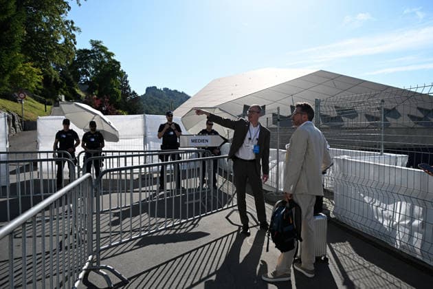 (260621) -- BUERGENSTOCK, June 21, 2026 -- People are pictured outside the press center for the talks between the United States and Iran at Buergenstock mountain resort in central Switzerland, on June 21, 2026. U.S. and Iranian delegates arrived on Sunday at Buergenstock mountain resort in central Switzerland for talks on implementing a memorandum of understanding signed by the two sides to reach a final deal. The U.S. delegation, led by U.S. Vice President J.D. Vance, the Iranian delegation, led by the Speaker of the Iranian Parliament, Mohammad Bagher Ghalibaf, and mediators of Pakistan and Qatar have arrived at the Buergenstock, according to the Swiss Federal Department of Foreign Affairs (FDFA). ) (SpotNews)SWITZERLAND-BUERGENSTOCK- 