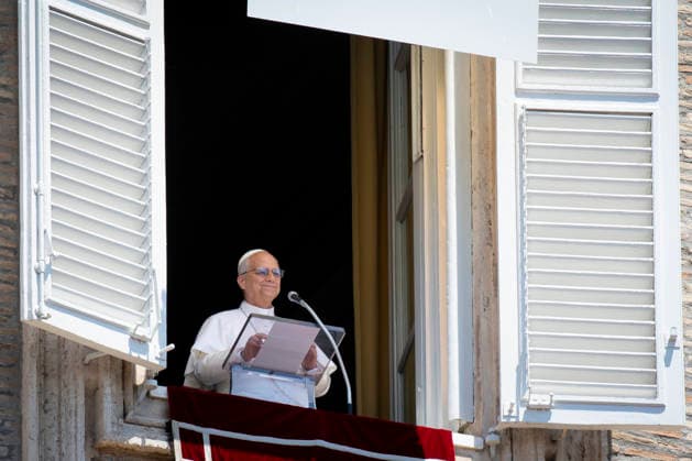 RECORD DATE NOT STATED ITALY - POPE LEO XIV DURING THE ANGELUS PRAYER AT THE VATICAN - 2026 6 21 Italy, Rome, Vatican, 2026 6 21 .Pope Leo XIV waves to the crowd from the window of the apostolic palace overlooking St. Peter s square during the Angelus prayer in the Vatican EDITORIAL USE ONLY - NO BOOKS Copyright: xVATICANxMEDIAx