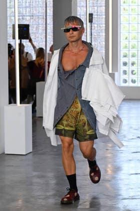 IPA85907759 - Milan, Milan Men™s Fashion Week Spring Summer 2027 - Men™s Fashion, Spring Summer 2027 - Simon Cracker fashion show - runway - pictured: model  Copyright: xSimonaxChiocciax xSimonaxChiocciax 85907759