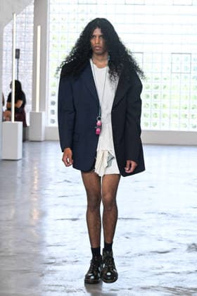 IPA85907788 - Milan, Milan Men™s Fashion Week Spring Summer 2027 - Men™s Fashion, Spring Summer 2027 - Simon Cracker fashion show - runway - pictured: model  Copyright: xSimonaxChiocciax xSimonaxChiocciax 85907788