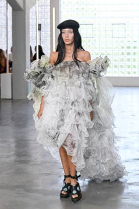 IPA85907796 - Milan, Milan Men™s Fashion Week Spring Summer 2027 - Men™s Fashion, Spring Summer 2027 - Simon Cracker fashion show - runway - pictured: model  Copyright: xSimonaxChiocciax xSimonaxChiocciax 85907796