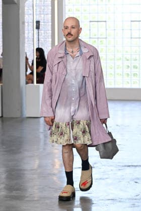 IPA85907663 - Milan, Milan Men™s Fashion Week Spring Summer 2027 - Men™s Fashion, Spring Summer 2027 - Simon Cracker fashion show - runway - pictured: model  Copyright: xSimonaxChiocciax xSimonaxChiocciax 85907663
