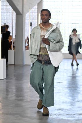 IPA85907685 - Milan, Milan Men™s Fashion Week Spring Summer 2027 - Men™s Fashion, Spring Summer 2027 - Simon Cracker fashion show - runway - pictured: model  Copyright: xSimonaxChiocciax xSimonaxChiocciax 85907685